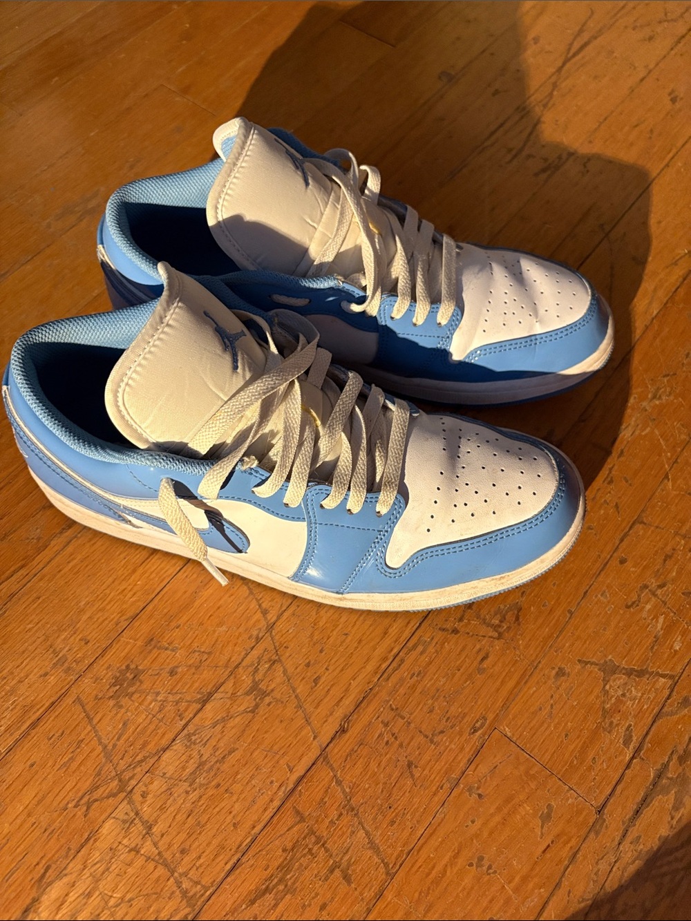 Men's Low-Top nike in White and Light Blue